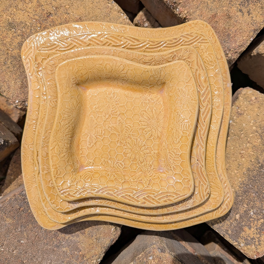 Honeycomb swoopy square plate (7.5 inch)
