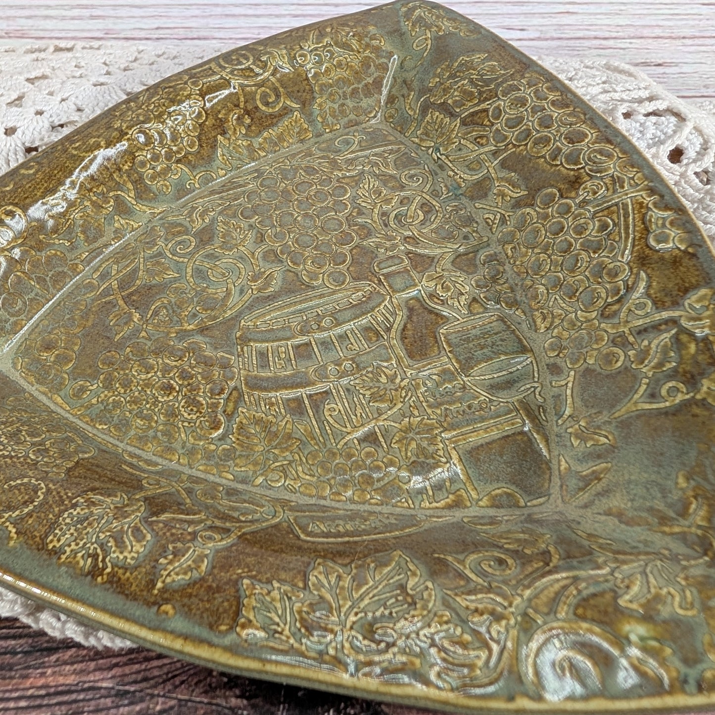 Grapevine Triangle Dish (7 inch)