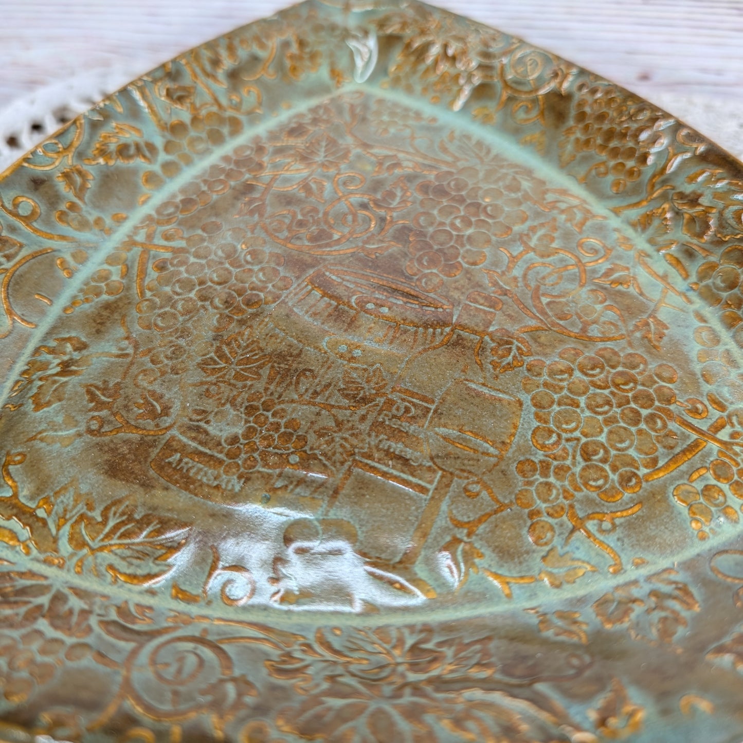 Grapevine Triangle Dish (8.5 inch)