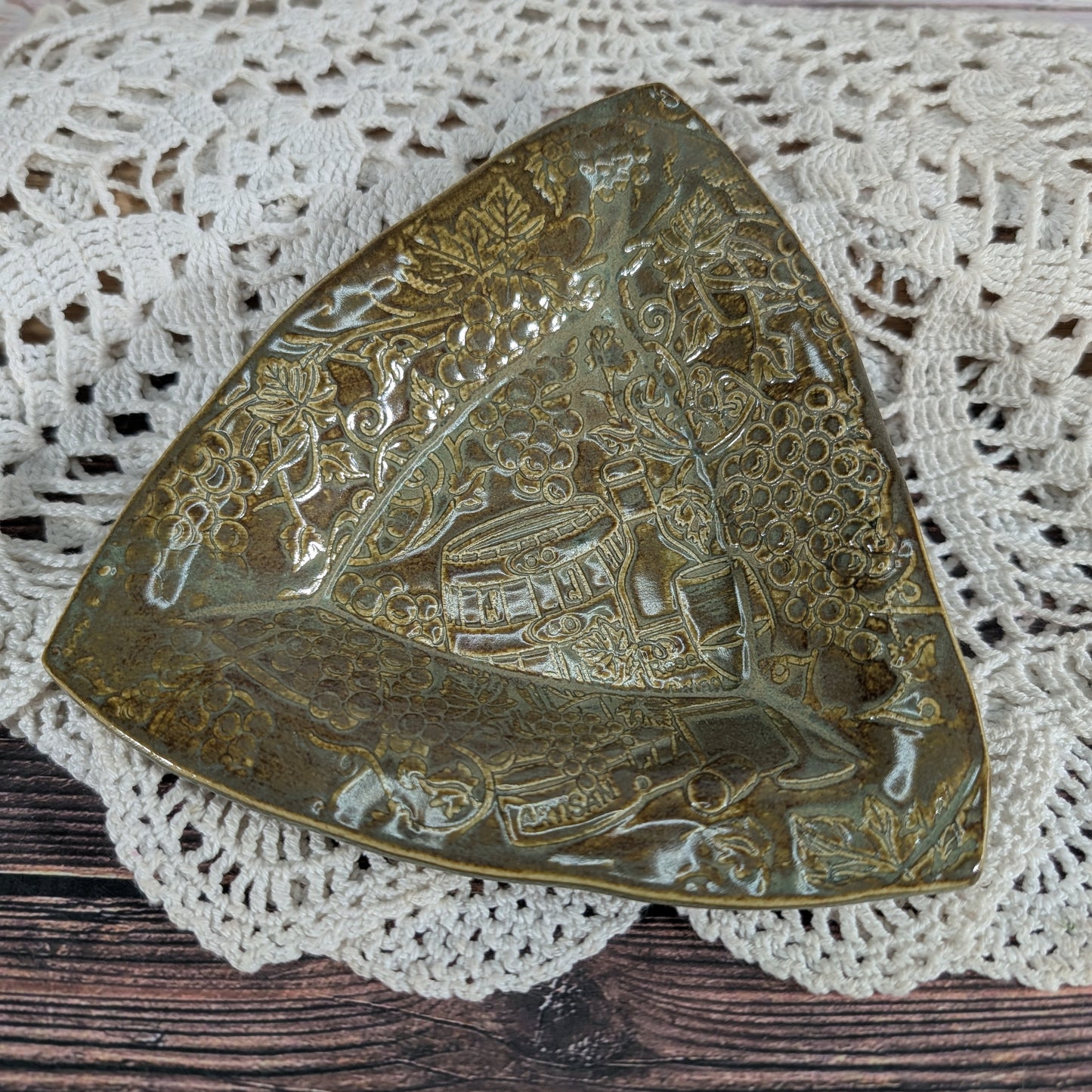 Grapevine Triangle Dish (5.5 inch)