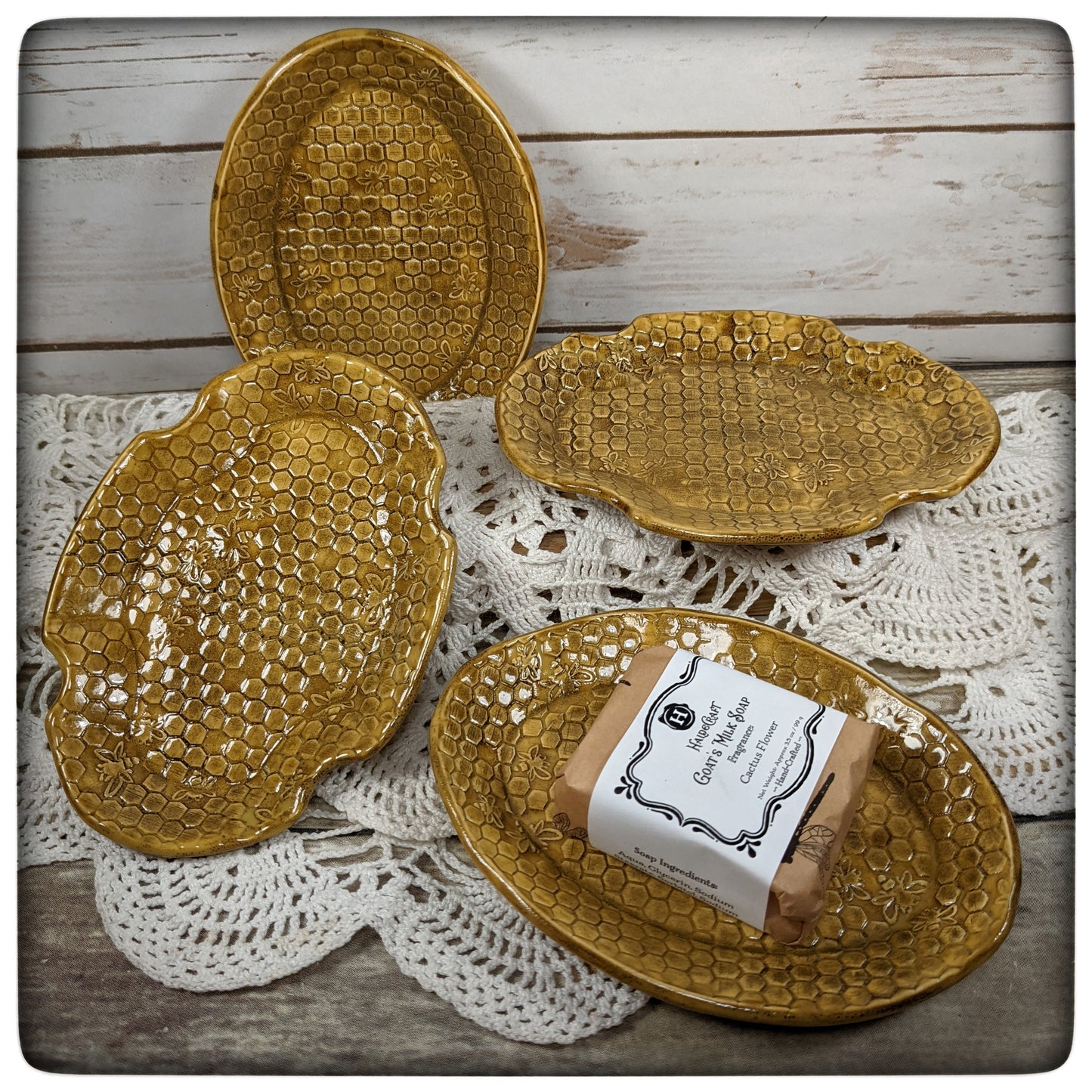 Honeycomb soap dish (oval scalloped)