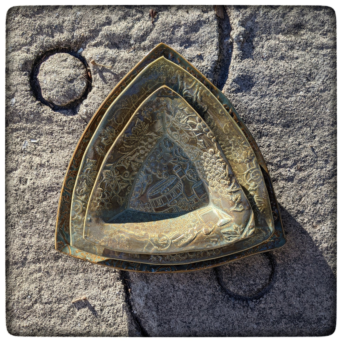 Wine triangle dish (8.5 inch)