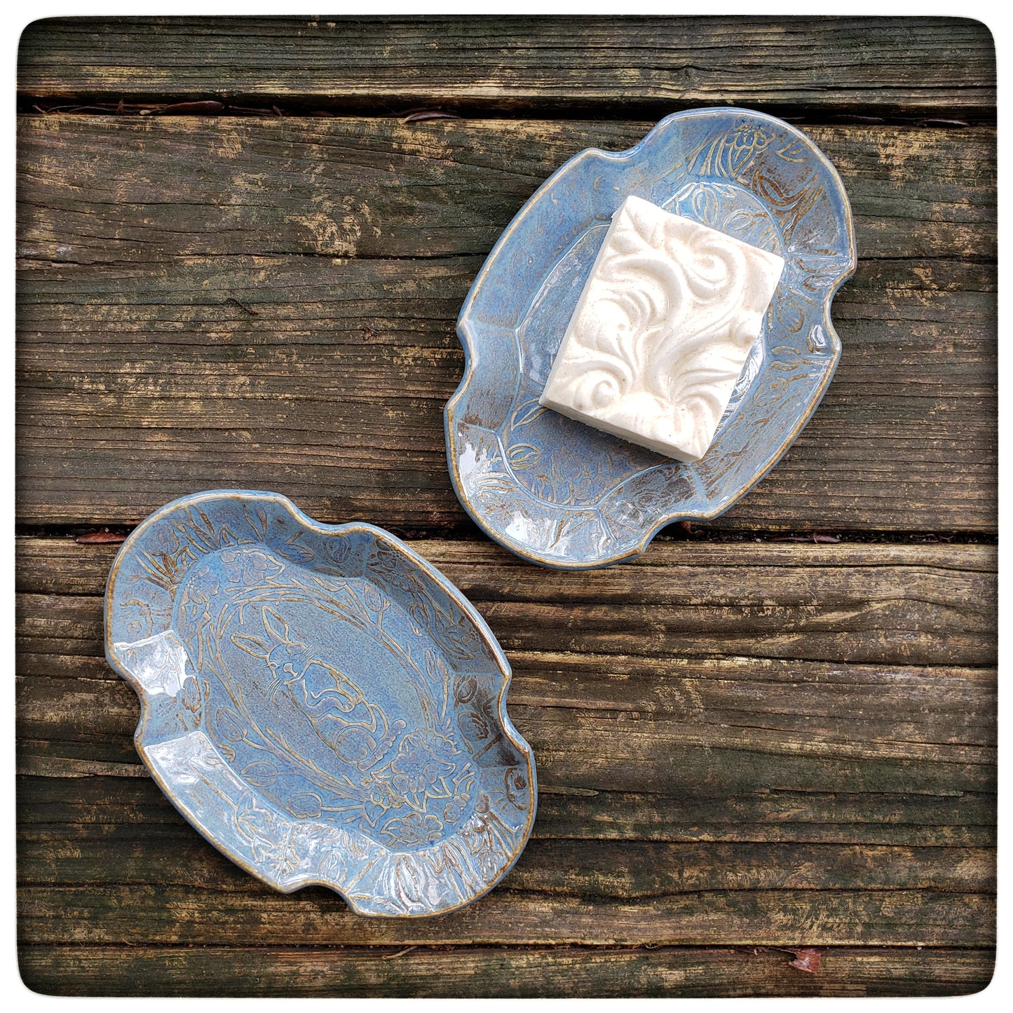 Rabbit soap dish (oval scalloped)