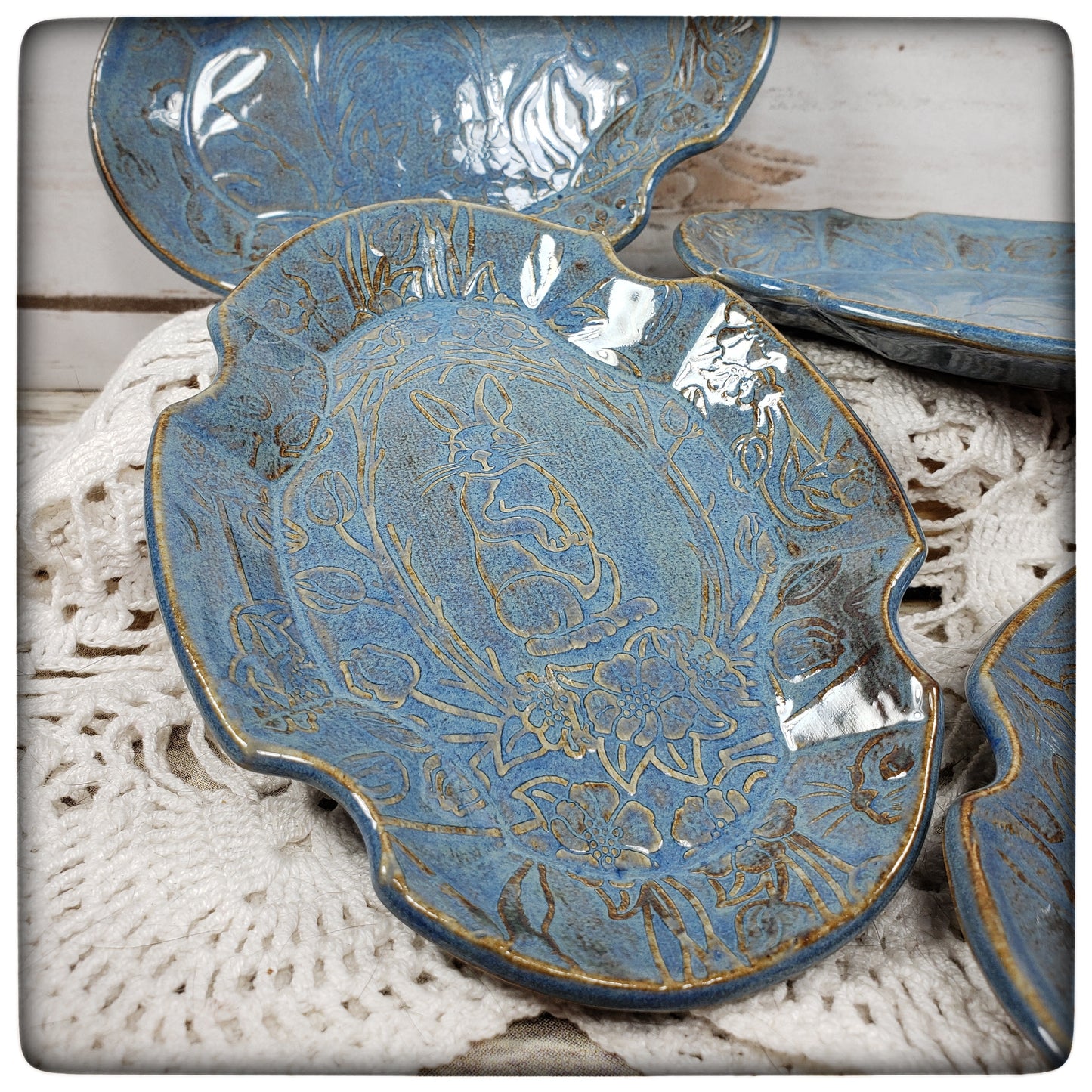 Rabbit soap dish (oval scalloped)