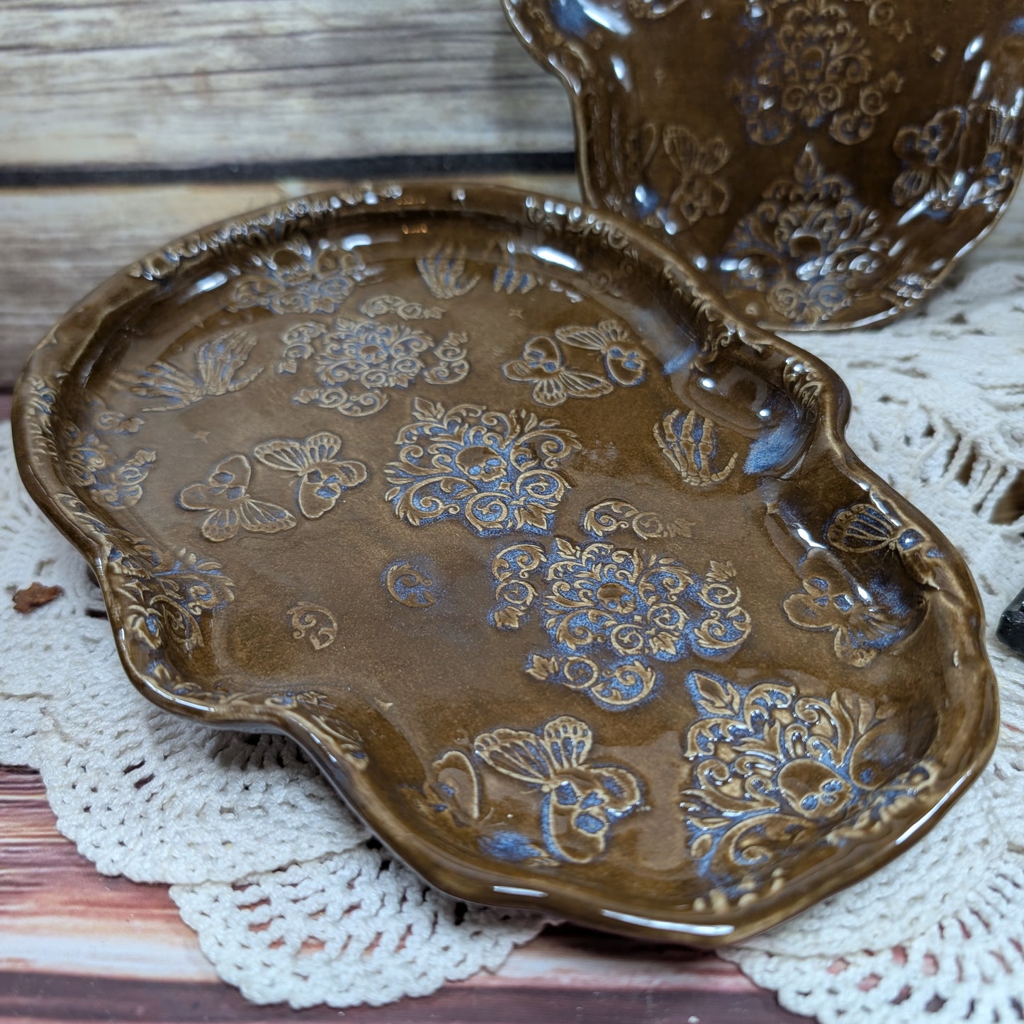 Skull-shaped tray (butterfly skulls)