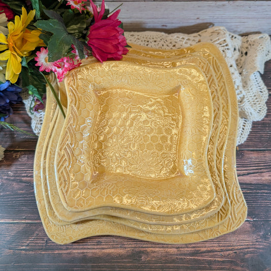 Honeycomb swoopy square plate (6.5 inch)