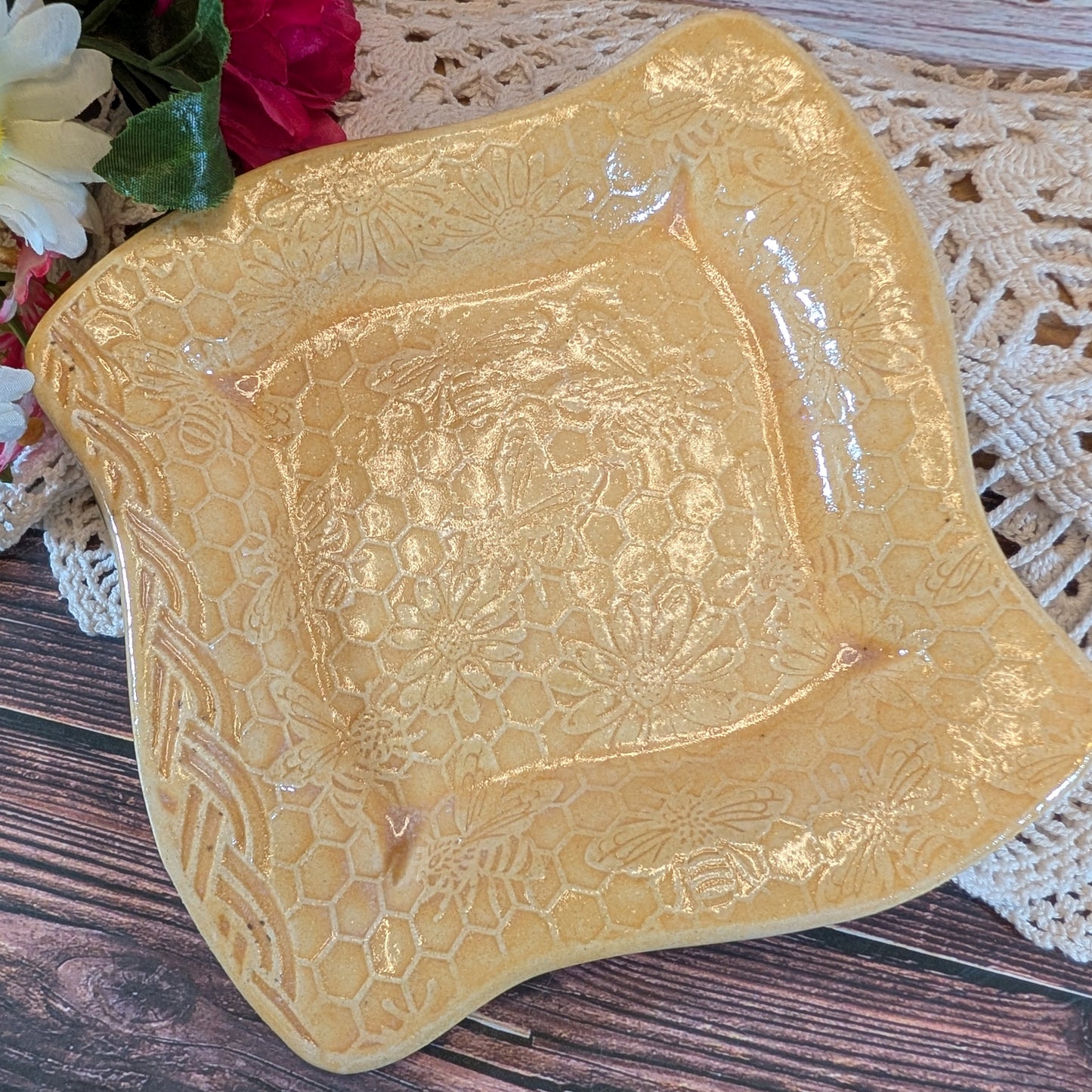 Honeycomb swoopy square plate (6.5 inch)