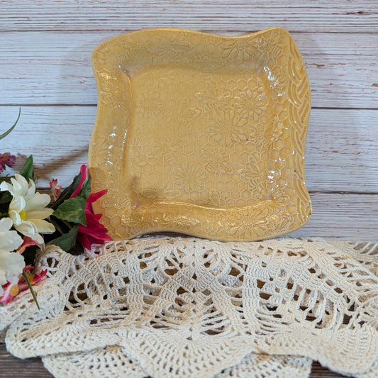 Honeycomb swoopy square plate (7.5 inch)