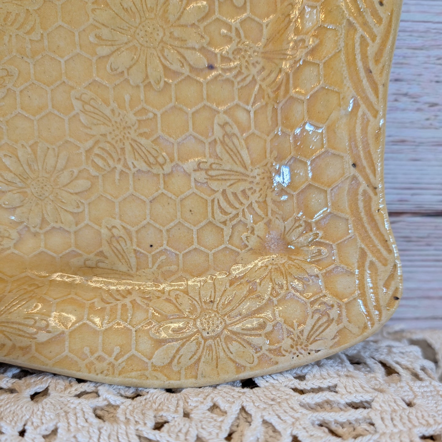Honeycomb swoopy square plate (7.5 inch)