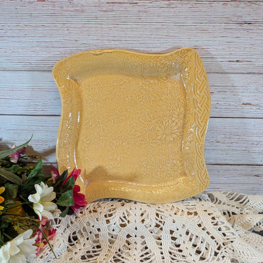 Honeycomb swoopy square plate (8.5 inch)