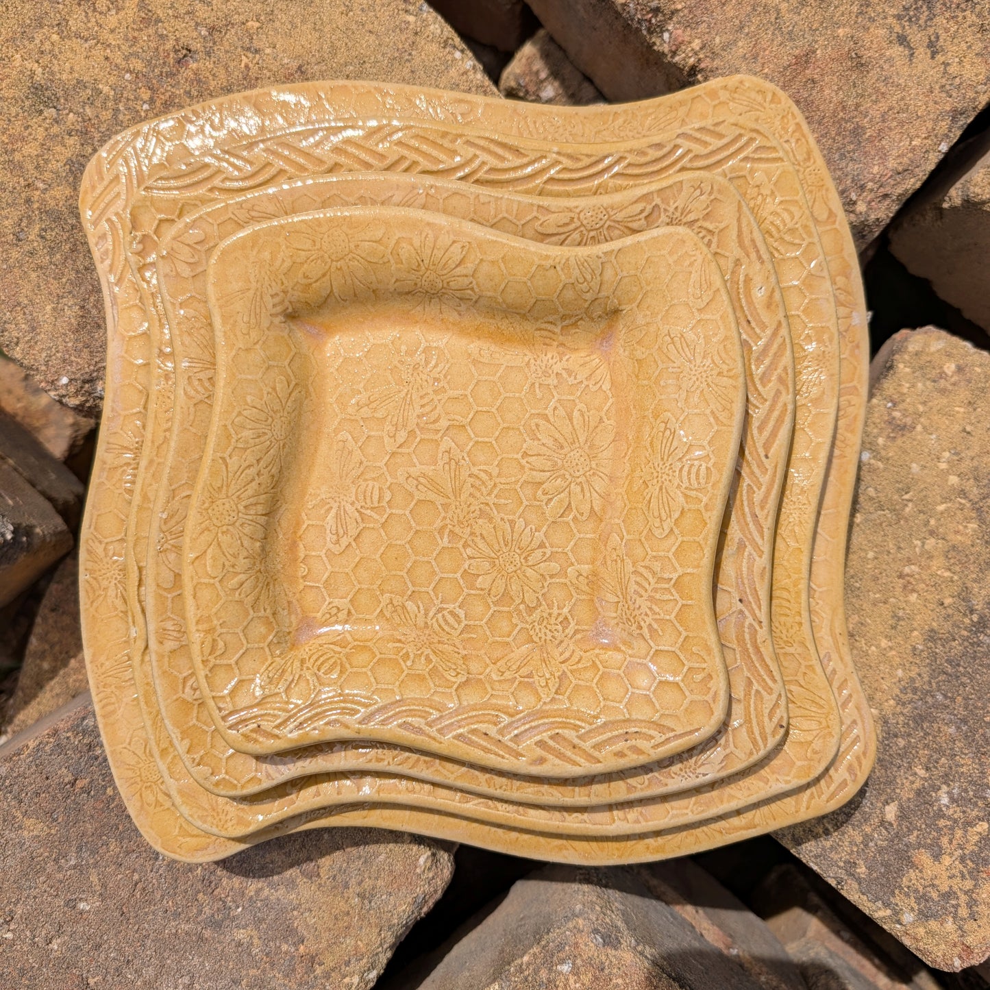 Honeycomb swoopy square plate (7.5 inch)