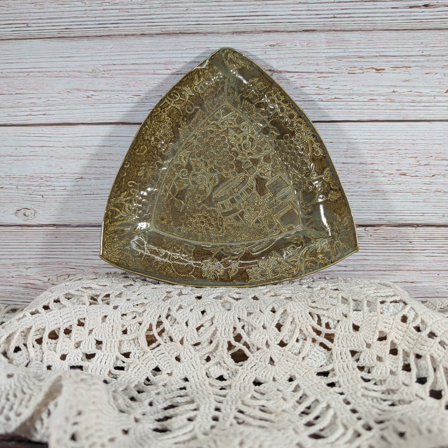 Grapevine Triangle Dish (7 inch)