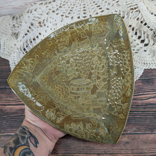 Grapevine Triangle Dish (7 inch)