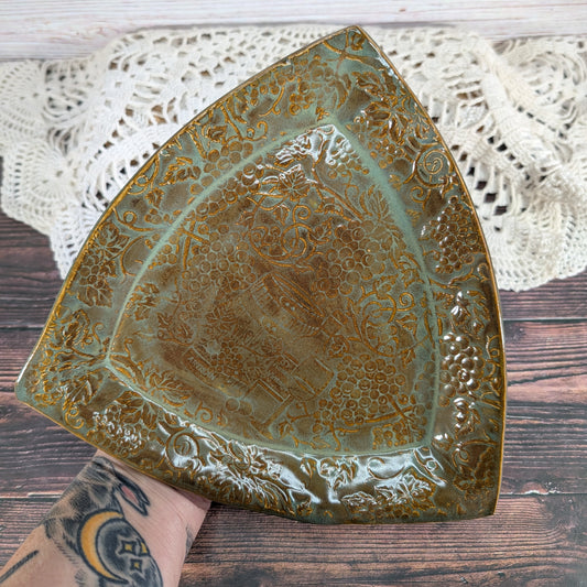Grapevine Triangle Dish (8.5 inch)