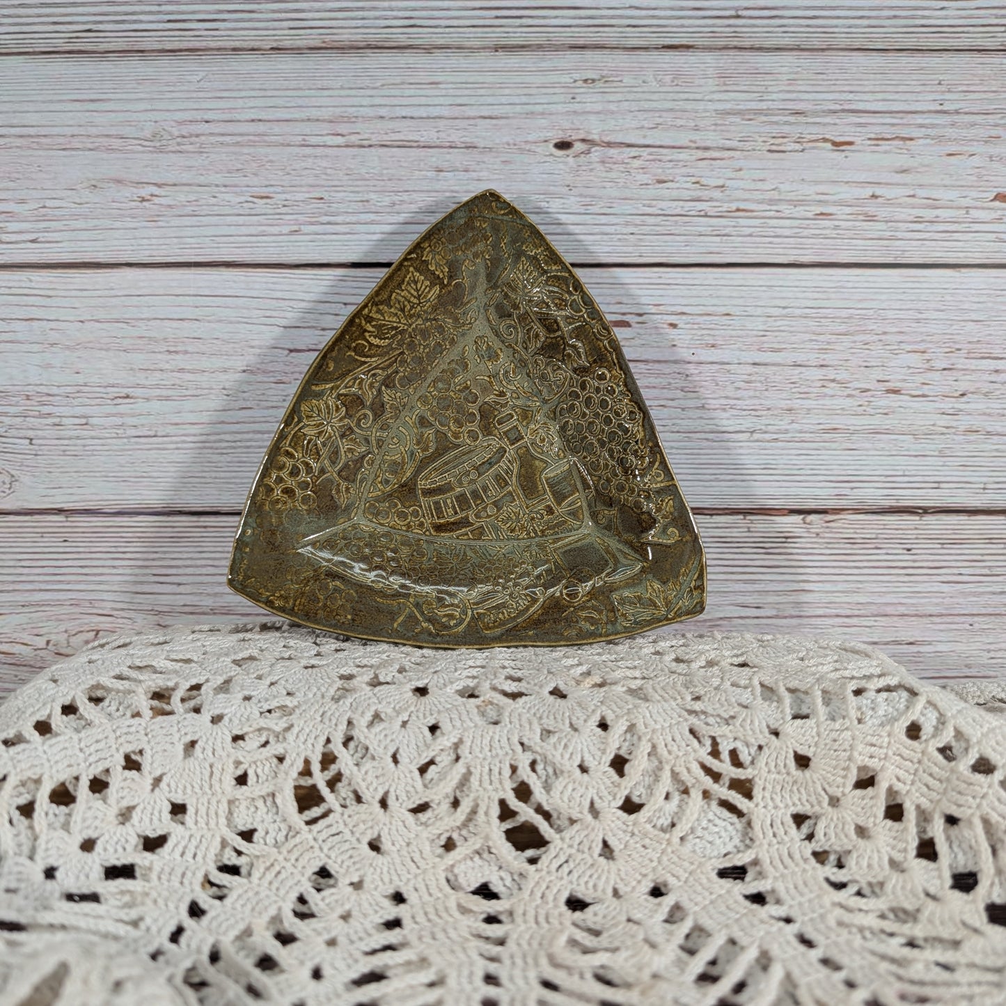 Grapevine Triangle Dish (5.5 inch)