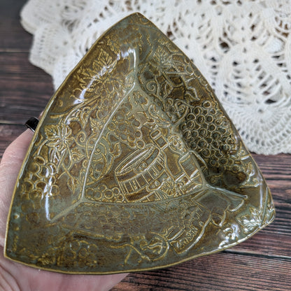 Grapevine Triangle Dish (5.5 inch)