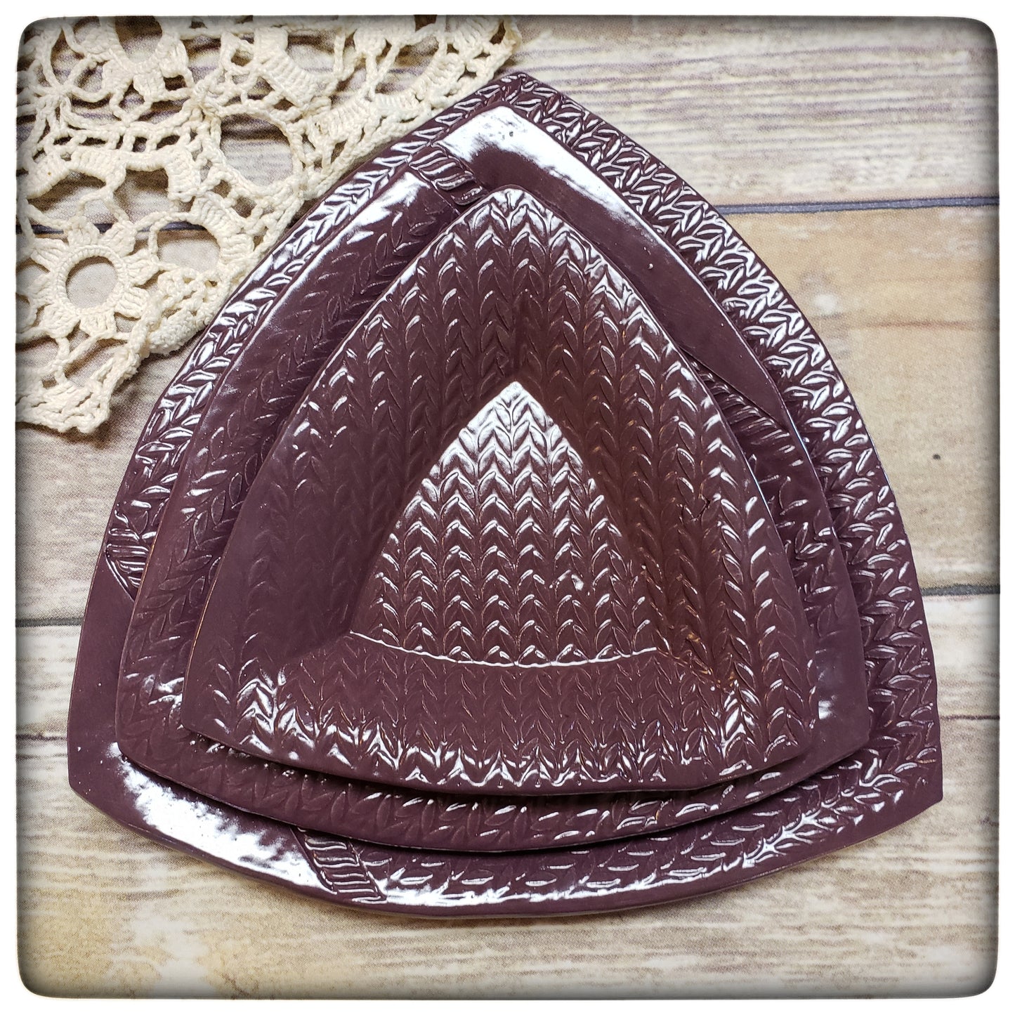 Knit Stitch triangle dish (7 inch)