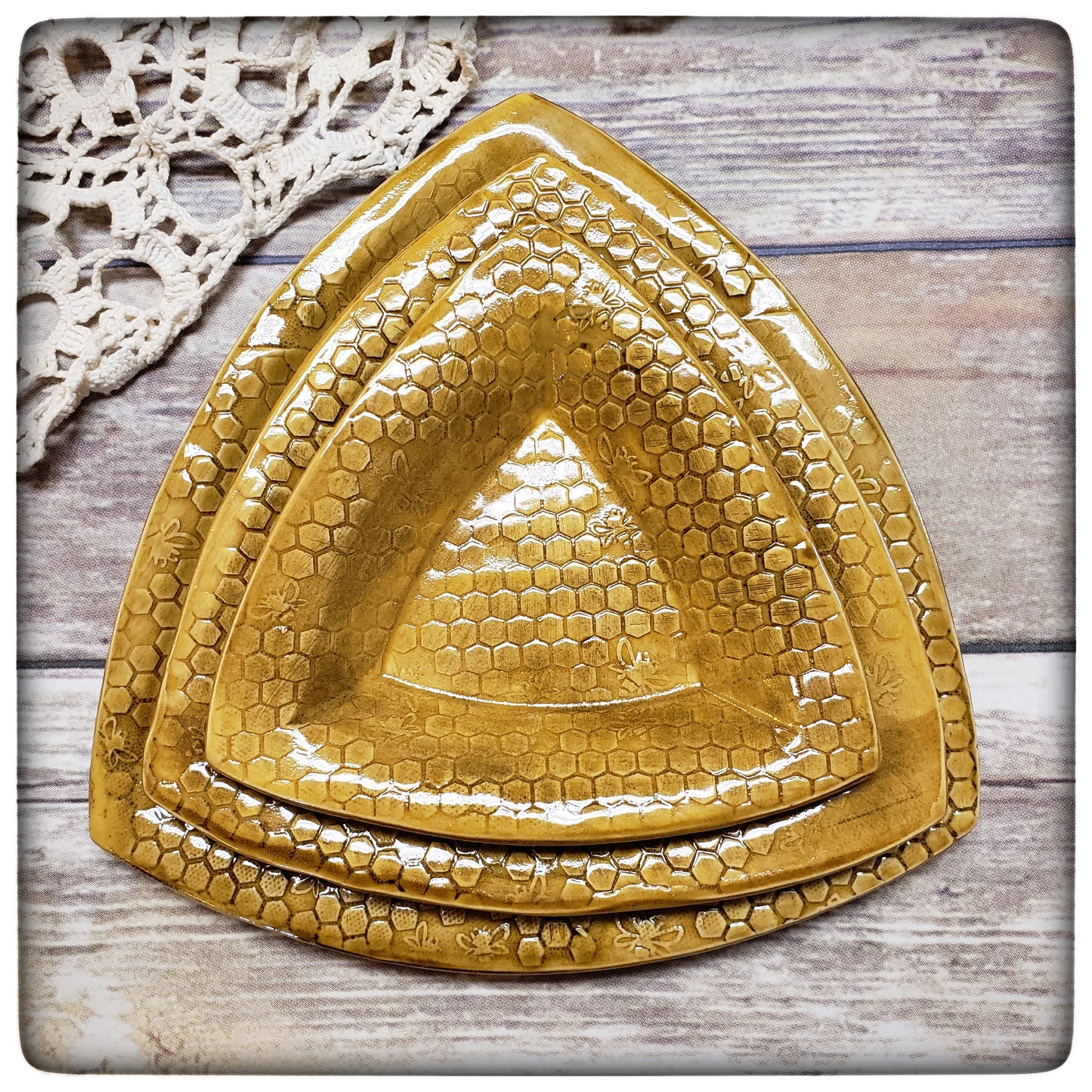 Honeycomb triangle dish (8.5 inch)