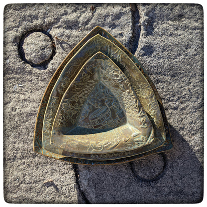 Wine triangle dish (8.5 inch)