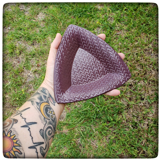 Knit Stitch triangle dish (5.5 inch)