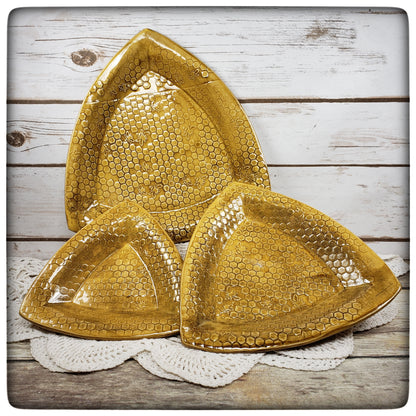 Honeycomb triangle dish (7 inch)