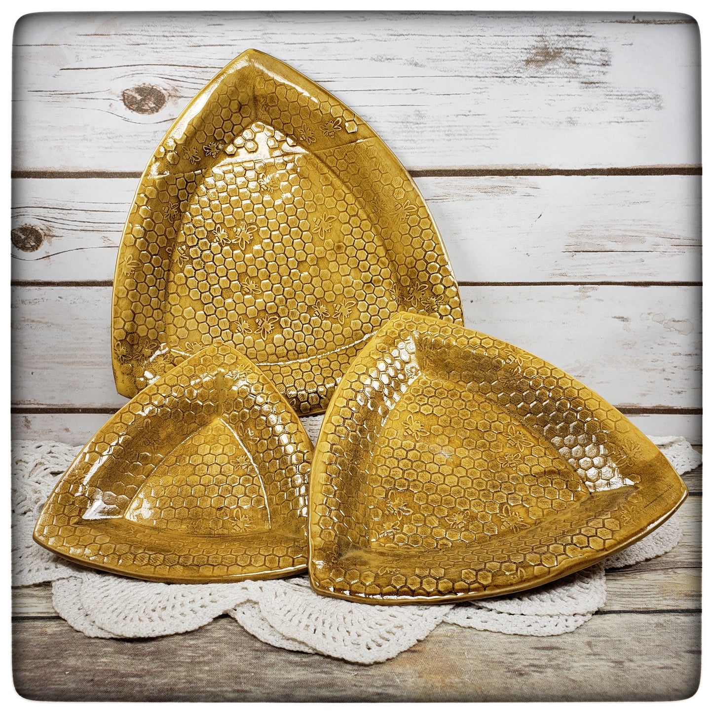 Honeycomb triangle dish (8.5 inch)
