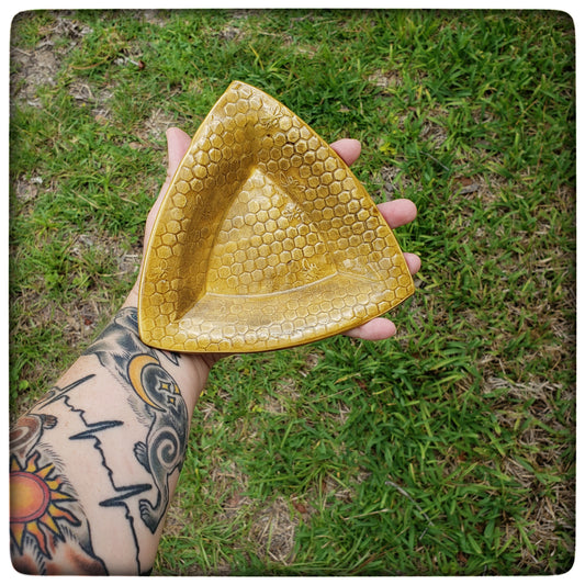 Honeycomb triangle dish (5.5 inch)