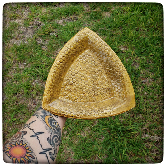 Honeycomb triangle dish (7 inch)
