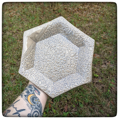 Skull hexagon dish (7 inch)