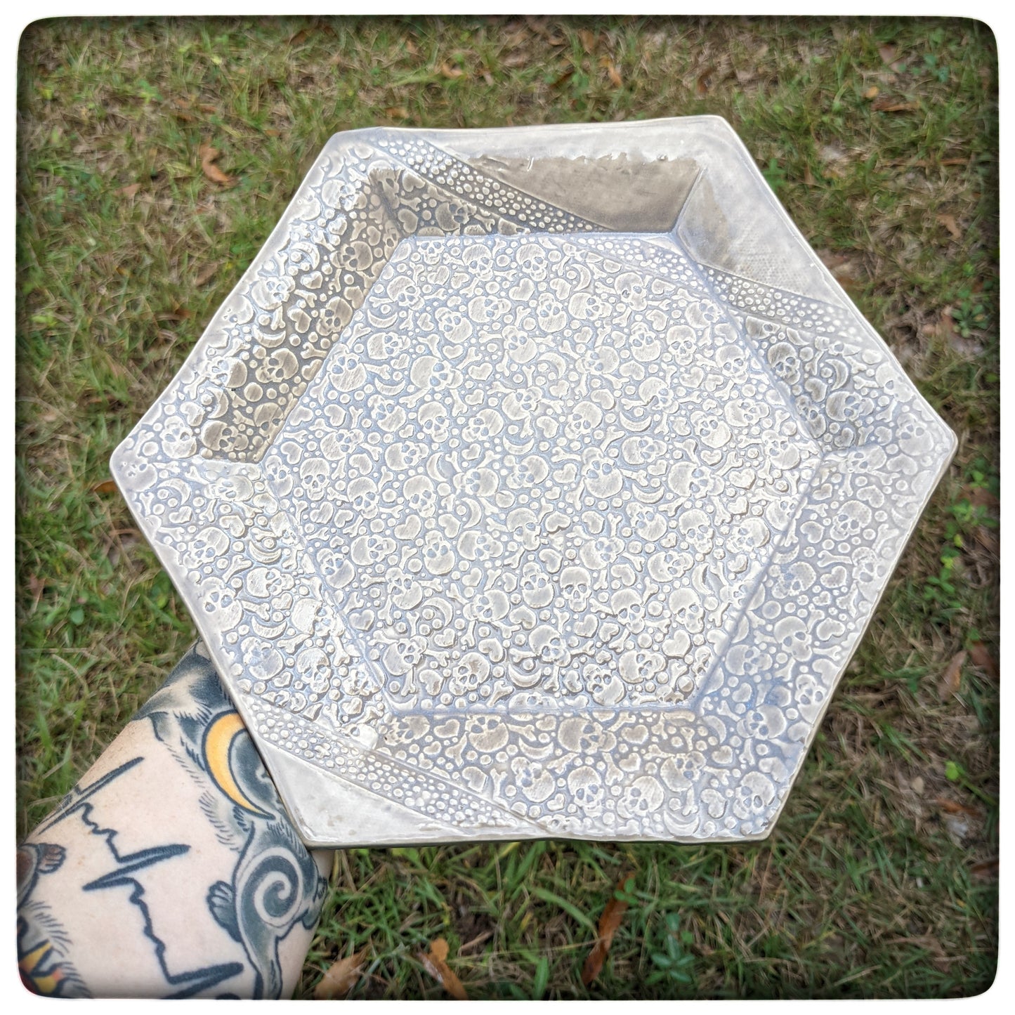 Skull hexagon dish (8.5 inch)