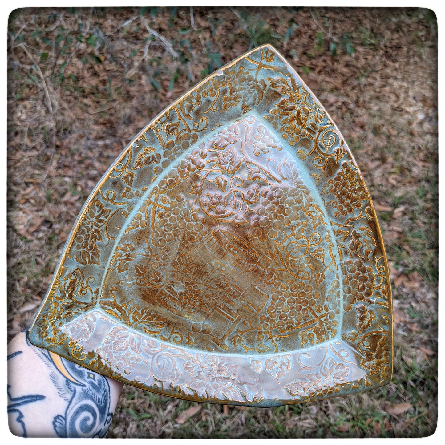 Grapevine Triangle Dish (8.5 inch)
