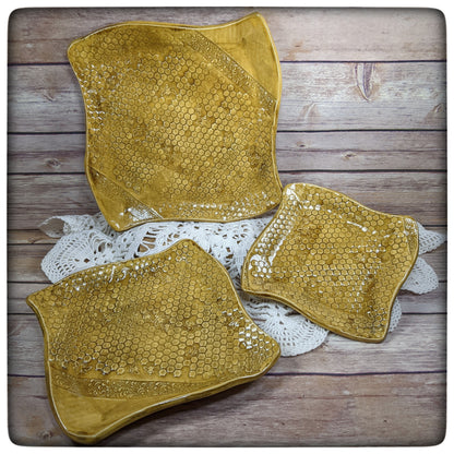 Honeycomb swoopy square plate (5.5 inch)