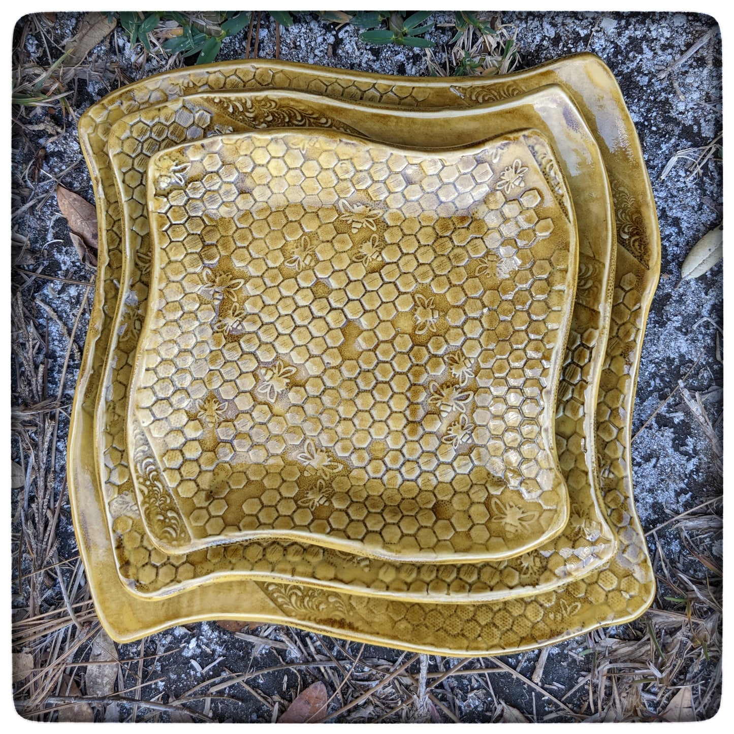 Honeycomb swoopy square plate (8.5 inch)
