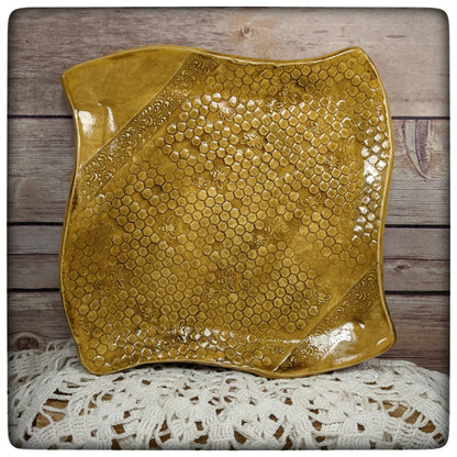 Honeycomb swoopy square plate (8.5 inch)